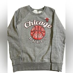 VTG Y2K Chicago Bulls NBA Crewneck Gray‎ Women Small Quilted Shoulders Graphic